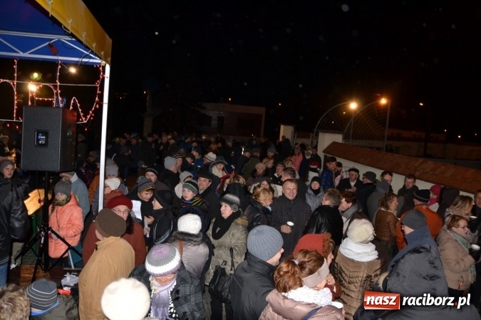 Zdjęcie w galerii na portalu naszraciborz.pl: Tworków: Weihnachtsmarkt z kolorowymi fajerwerkami wiadomości z regionu