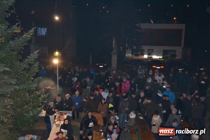 Zdjęcie w galerii na portalu naszraciborz.pl: Tworków: Weihnachtsmarkt z kolorowymi fajerwerkami wiadomości z regionu