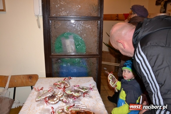 Zdjęcie w galerii na portalu naszraciborz.pl: Tworków: Weihnachtsmarkt z kolorowymi fajerwerkami wiadomości z regionu