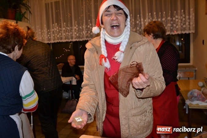 Zdjęcie w galerii na portalu naszraciborz.pl: Tworków: Weihnachtsmarkt z kolorowymi fajerwerkami wiadomości z regionu