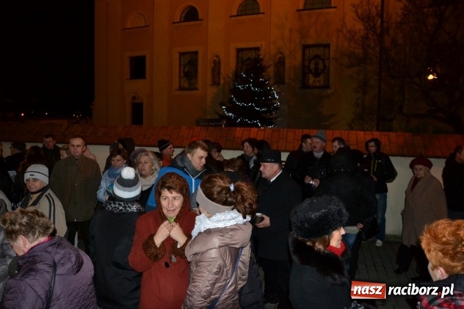 Zdjęcie w galerii na portalu naszraciborz.pl: Tworków: Weihnachtsmarkt z kolorowymi fajerwerkami wiadomości z regionu