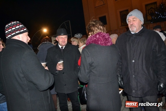 Zdjęcie w galerii na portalu naszraciborz.pl: Tworków: Weihnachtsmarkt z kolorowymi fajerwerkami wiadomości z regionu