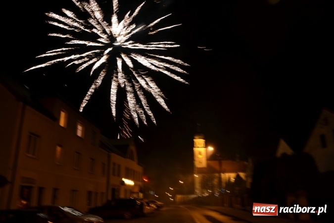Zdjęcie w galerii na portalu naszraciborz.pl: Tworków: Weihnachtsmarkt z kolorowymi fajerwerkami wiadomości z regionu