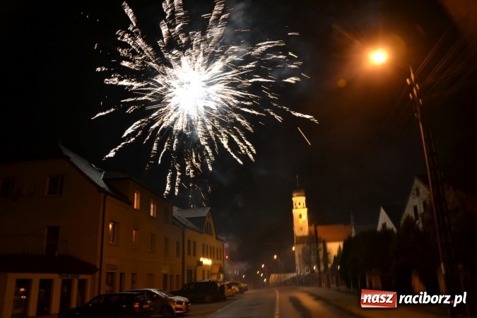 Zdjęcie w galerii na portalu naszraciborz.pl: Tworków: Weihnachtsmarkt z kolorowymi fajerwerkami wiadomości z regionu