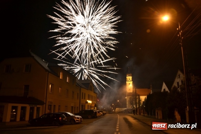 Zdjęcie w galerii na portalu naszraciborz.pl: Tworków: Weihnachtsmarkt z kolorowymi fajerwerkami wiadomości z regionu
