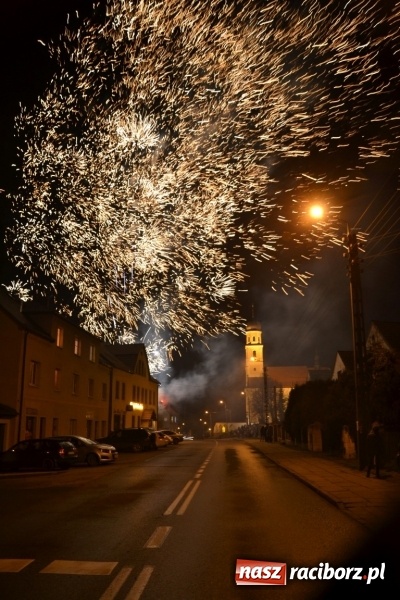 Zdjęcie w galerii na portalu naszraciborz.pl: Tworków: Weihnachtsmarkt z kolorowymi fajerwerkami wiadomości z regionu
