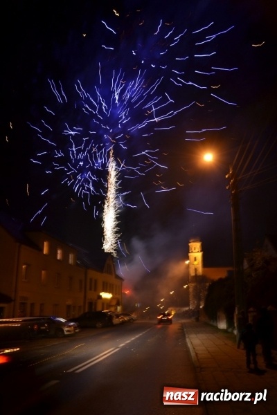 Zdjęcie w galerii na portalu naszraciborz.pl: Tworków: Weihnachtsmarkt z kolorowymi fajerwerkami wiadomości z regionu