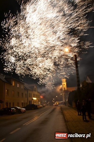 Zdjęcie w galerii na portalu naszraciborz.pl: Tworków: Weihnachtsmarkt z kolorowymi fajerwerkami wiadomości z regionu