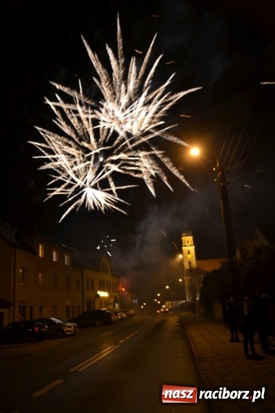 Zdjęcie w galerii na portalu naszraciborz.pl: Tworków: Weihnachtsmarkt z kolorowymi fajerwerkami wiadomości z regionu