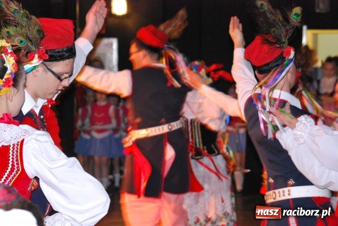 Zdjęcie w galerii na portalu naszraciborz.pl: Koncert świąteczny zespołów Łężczok i Arabeska wiadomości z regionu