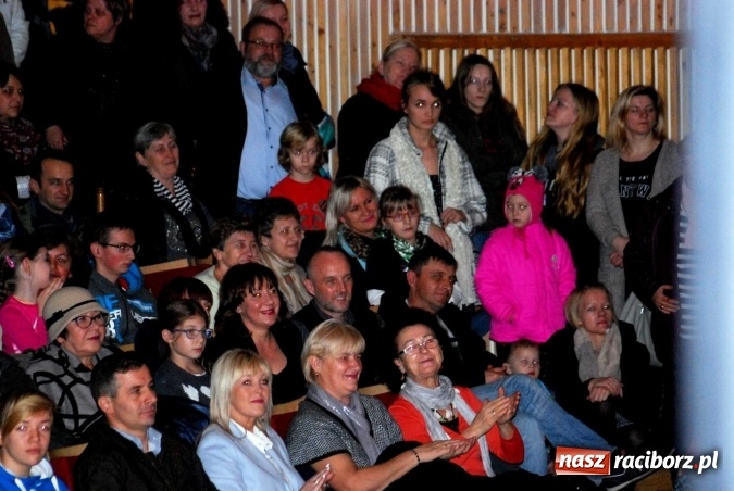 Zdjęcie w galerii na portalu naszraciborz.pl: Koncert świąteczny zespołów Łężczok i Arabeska wiadomości z regionu