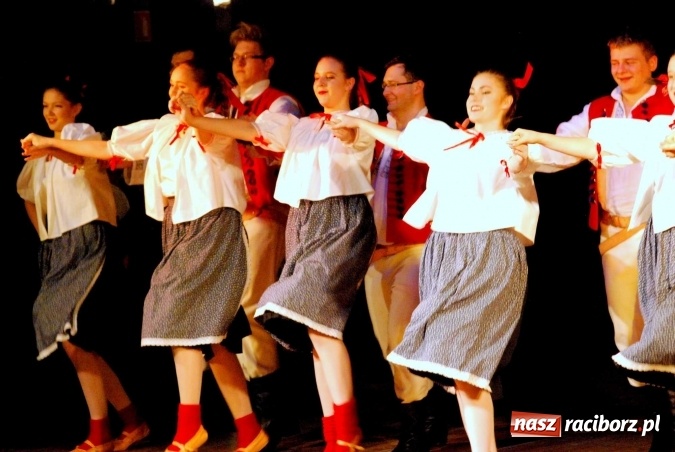 Zdjęcie w galerii na portalu naszraciborz.pl: Koncert świąteczny zespołów Łężczok i Arabeska wiadomości z regionu