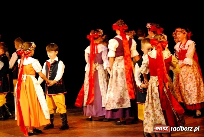 Zdjęcie w galerii na portalu naszraciborz.pl: Koncert świąteczny zespołów Łężczok i Arabeska wiadomości z regionu