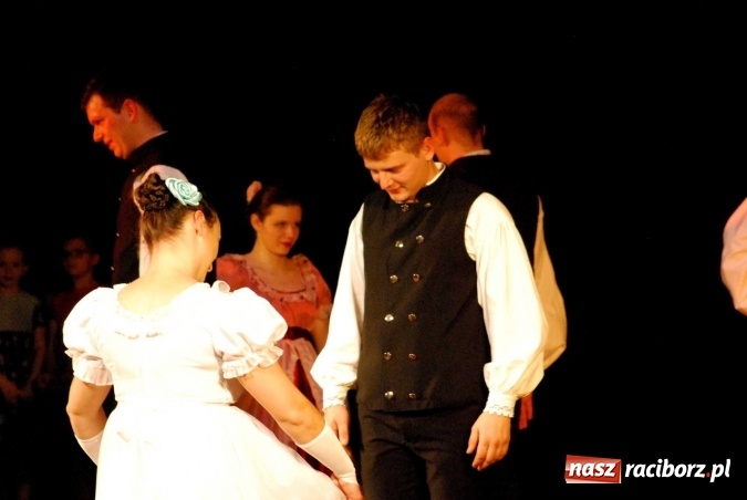 Zdjęcie w galerii na portalu naszraciborz.pl: Koncert świąteczny zespołów Łężczok i Arabeska wiadomości z regionu