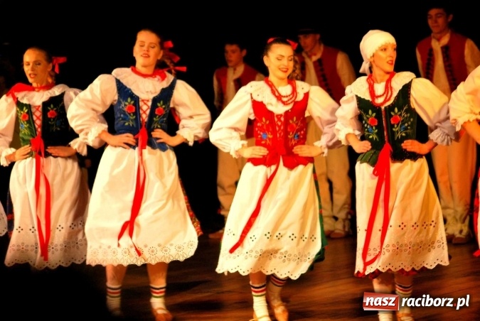 Zdjęcie w galerii na portalu naszraciborz.pl: Koncert świąteczny zespołów Łężczok i Arabeska wiadomości z regionu