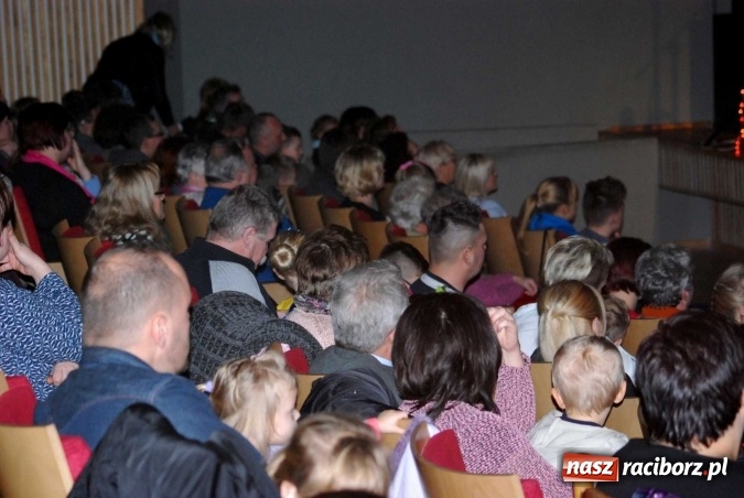 Zdjęcie w galerii na portalu naszraciborz.pl: Koncert świąteczny zespołów Łężczok i Arabeska wiadomości z regionu