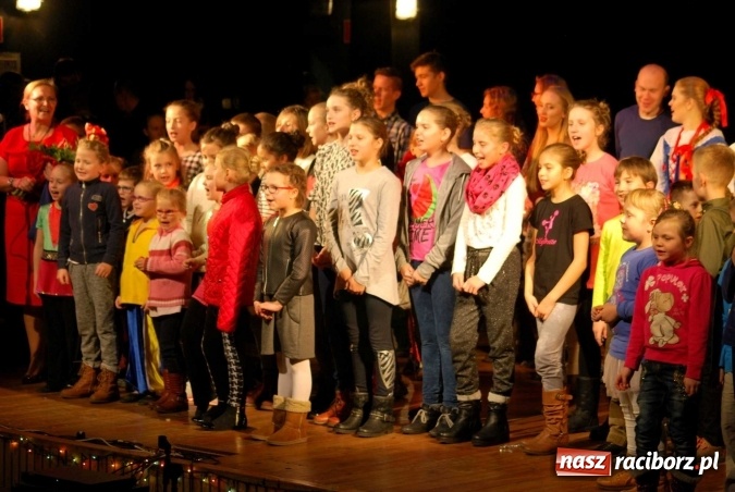 Zdjęcie w galerii na portalu naszraciborz.pl: Koncert świąteczny zespołów Łężczok i Arabeska wiadomości z regionu