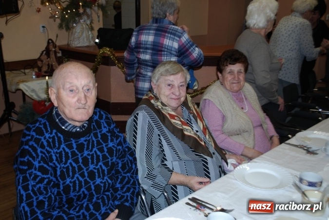 Zdjęcie w galerii na portalu naszraciborz.pl: Seniorzy w Nędzy jak rodzina; kolęda, choinka i opłatek wiadomości z regionu