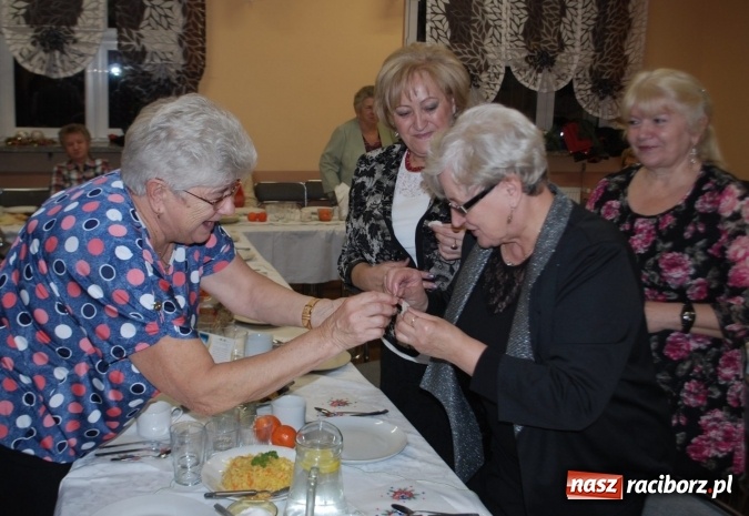 Zdjęcie w galerii na portalu naszraciborz.pl: Seniorzy w Nędzy jak rodzina; kolęda, choinka i opłatek wiadomości z regionu