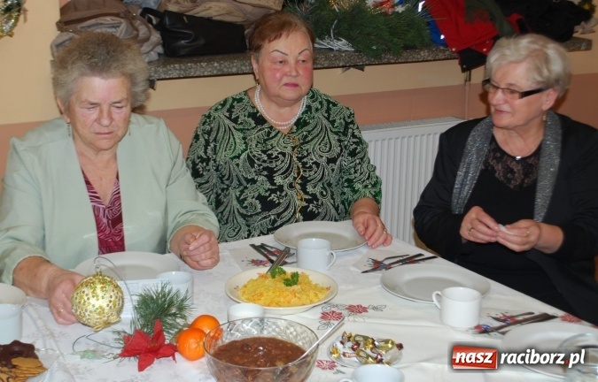 Zdjęcie w galerii na portalu naszraciborz.pl: Seniorzy w Nędzy jak rodzina; kolęda, choinka i opłatek wiadomości z regionu