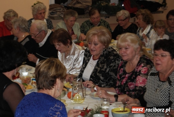 Zdjęcie w galerii na portalu naszraciborz.pl: Seniorzy w Nędzy jak rodzina; kolęda, choinka i opłatek wiadomości z regionu