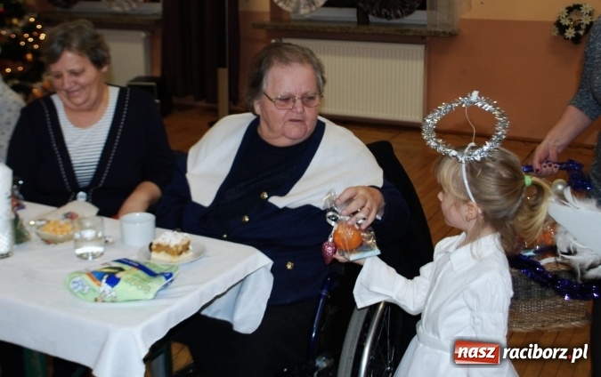 Zdjęcie w galerii na portalu naszraciborz.pl: Seniorzy w Nędzy jak rodzina; kolęda, choinka i opłatek wiadomości z regionu