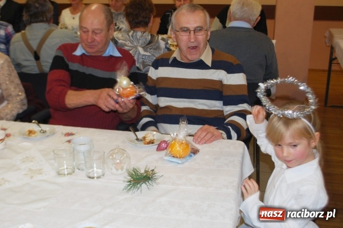 Zdjęcie w galerii na portalu naszraciborz.pl: Seniorzy w Nędzy jak rodzina; kolęda, choinka i opłatek wiadomości z regionu
