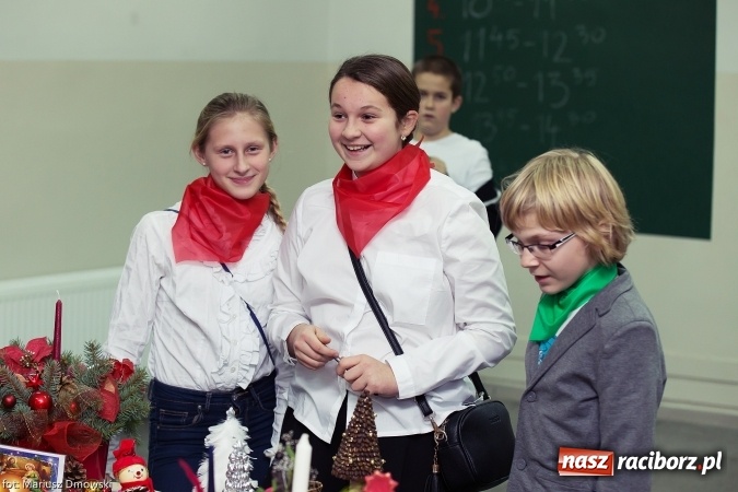 Zdjęcie w galerii na portalu naszraciborz.pl: Mikołaje i anioły z Ostroga, czyli kiermasz świąteczny w SP1 wiadomości z regionu