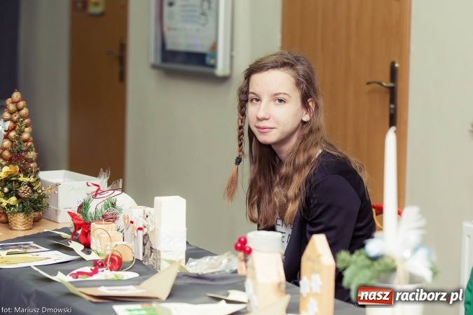 Zdjęcie w galerii na portalu naszraciborz.pl: Mikołaje i anioły z Ostroga, czyli kiermasz świąteczny w SP1 wiadomości z regionu