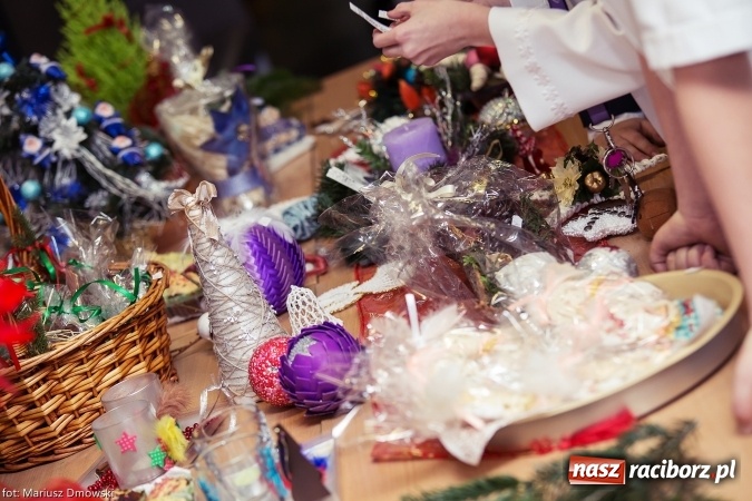 Zdjęcie w galerii na portalu naszraciborz.pl: Mikołaje i anioły z Ostroga, czyli kiermasz świąteczny w SP1 wiadomości z regionu