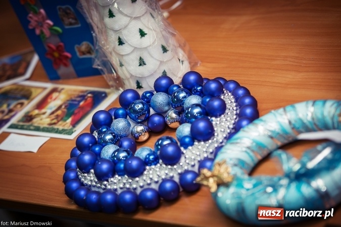 Zdjęcie w galerii na portalu naszraciborz.pl: Mikołaje i anioły z Ostroga, czyli kiermasz świąteczny w SP1 wiadomości z regionu