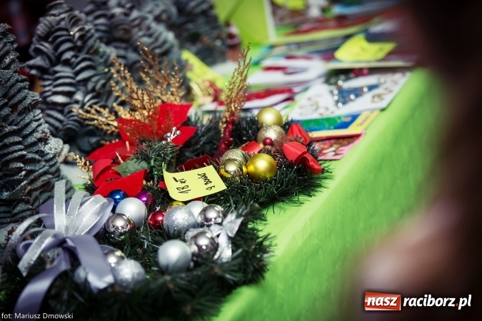 Zdjęcie w galerii na portalu naszraciborz.pl: Mikołaje i anioły z Ostroga, czyli kiermasz świąteczny w SP1 wiadomości z regionu
