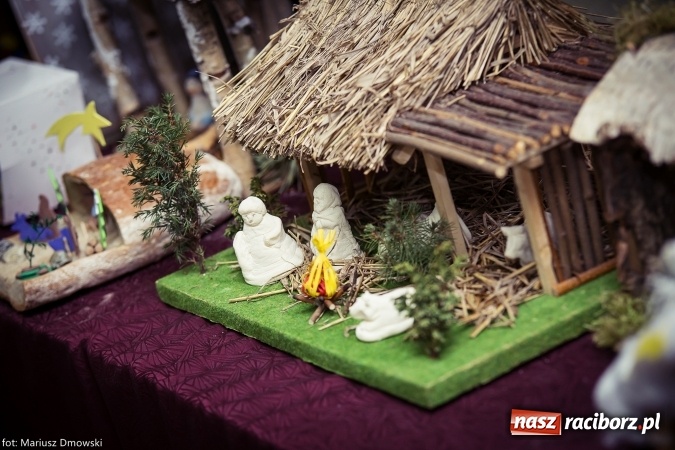 Zdjęcie w galerii na portalu naszraciborz.pl: Mikołaje i anioły z Ostroga, czyli kiermasz świąteczny w SP1 wiadomości z regionu