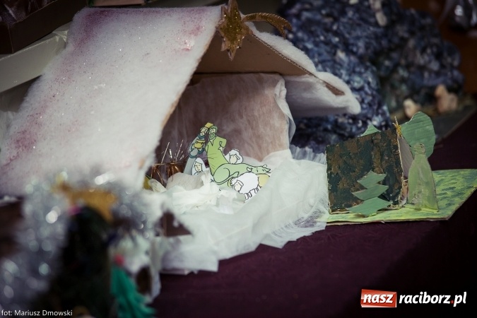 Zdjęcie w galerii na portalu naszraciborz.pl: Mikołaje i anioły z Ostroga, czyli kiermasz świąteczny w SP1 wiadomości z regionu