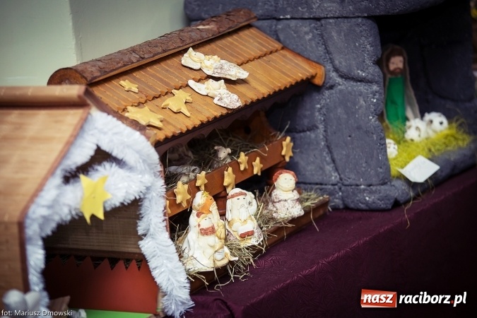 Zdjęcie w galerii na portalu naszraciborz.pl: Mikołaje i anioły z Ostroga, czyli kiermasz świąteczny w SP1 wiadomości z regionu