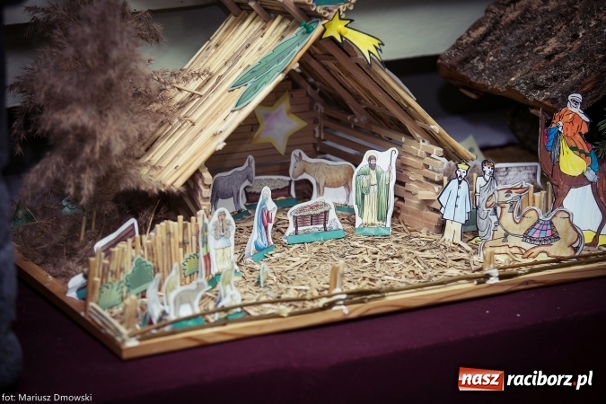 Zdjęcie w galerii na portalu naszraciborz.pl: Mikołaje i anioły z Ostroga, czyli kiermasz świąteczny w SP1 wiadomości z regionu