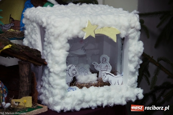 Zdjęcie w galerii na portalu naszraciborz.pl: Mikołaje i anioły z Ostroga, czyli kiermasz świąteczny w SP1 wiadomości z regionu