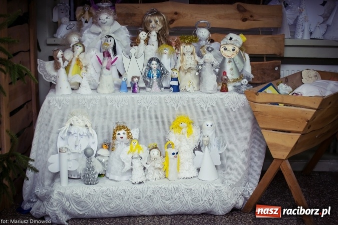 Zdjęcie w galerii na portalu naszraciborz.pl: Mikołaje i anioły z Ostroga, czyli kiermasz świąteczny w SP1 wiadomości z regionu
