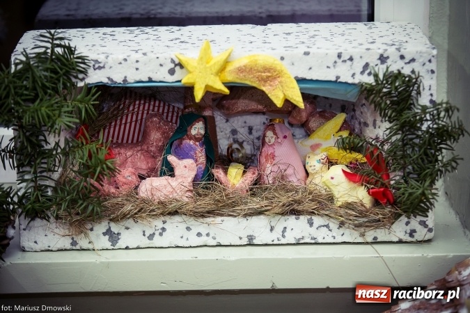 Zdjęcie w galerii na portalu naszraciborz.pl: Mikołaje i anioły z Ostroga, czyli kiermasz świąteczny w SP1 wiadomości z regionu