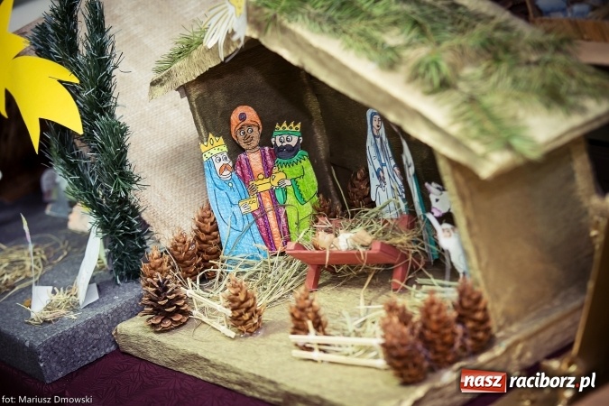 Zdjęcie w galerii na portalu naszraciborz.pl: Mikołaje i anioły z Ostroga, czyli kiermasz świąteczny w SP1 wiadomości z regionu