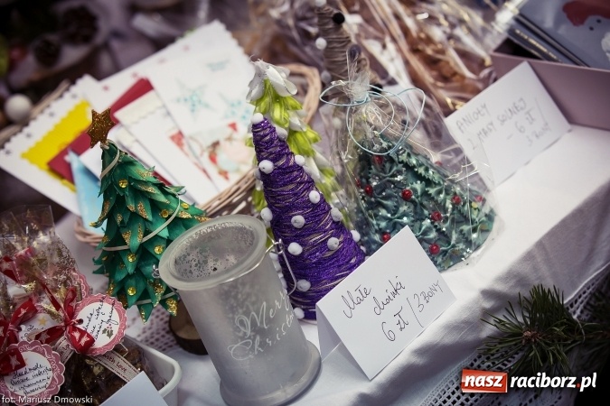 Zdjęcie w galerii na portalu naszraciborz.pl: Mikołaje i anioły z Ostroga, czyli kiermasz świąteczny w SP1 wiadomości z regionu