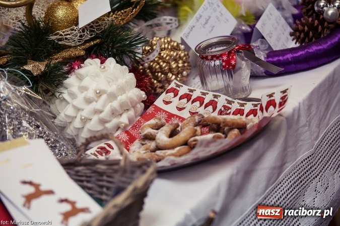Zdjęcie w galerii na portalu naszraciborz.pl: Mikołaje i anioły z Ostroga, czyli kiermasz świąteczny w SP1 wiadomości z regionu