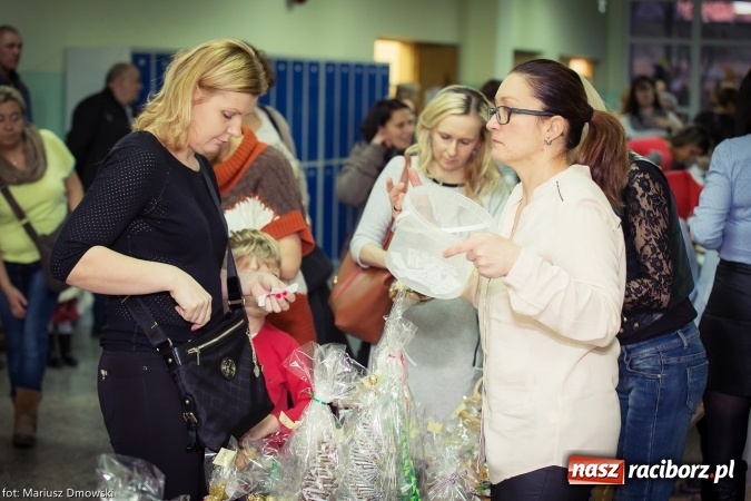 Zdjęcie w galerii na portalu naszraciborz.pl: Mikołaje i anioły z Ostroga, czyli kiermasz świąteczny w SP1 wiadomości z regionu