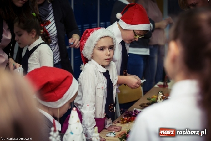 Zdjęcie w galerii na portalu naszraciborz.pl: Mikołaje i anioły z Ostroga, czyli kiermasz świąteczny w SP1 wiadomości z regionu