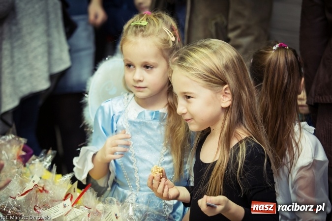 Zdjęcie w galerii na portalu naszraciborz.pl: Mikołaje i anioły z Ostroga, czyli kiermasz świąteczny w SP1 wiadomości z regionu