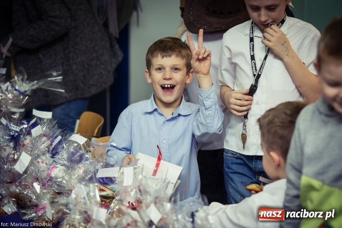 Zdjęcie w galerii na portalu naszraciborz.pl: Mikołaje i anioły z Ostroga, czyli kiermasz świąteczny w SP1 wiadomości z regionu