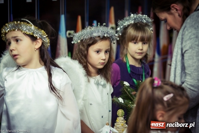 Zdjęcie w galerii na portalu naszraciborz.pl: Mikołaje i anioły z Ostroga, czyli kiermasz świąteczny w SP1 wiadomości z regionu