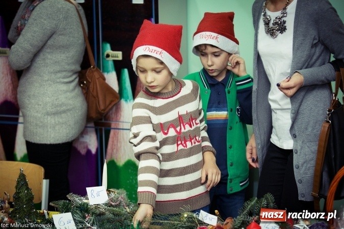 Zdjęcie w galerii na portalu naszraciborz.pl: Mikołaje i anioły z Ostroga, czyli kiermasz świąteczny w SP1 wiadomości z regionu