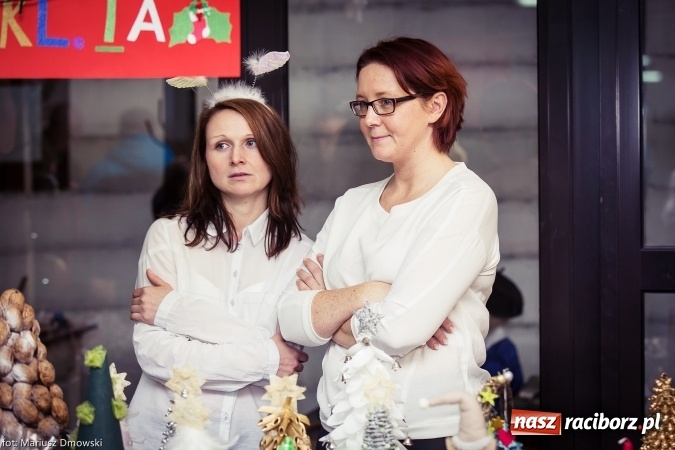 Zdjęcie w galerii na portalu naszraciborz.pl: Mikołaje i anioły z Ostroga, czyli kiermasz świąteczny w SP1 wiadomości z regionu
