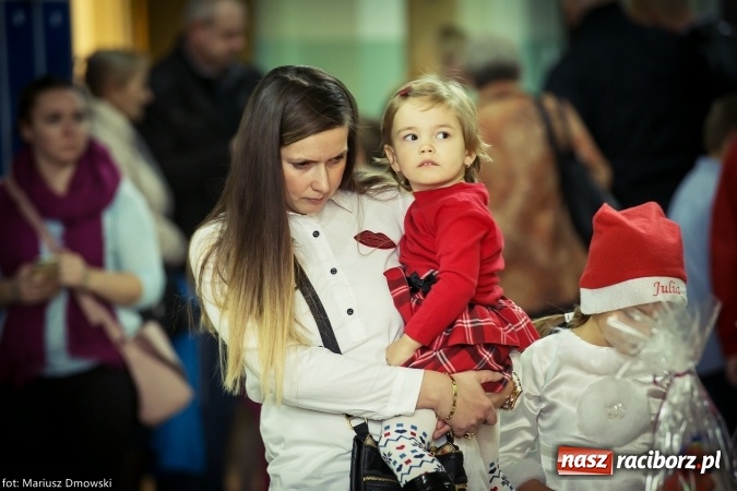 Zdjęcie w galerii na portalu naszraciborz.pl: Mikołaje i anioły z Ostroga, czyli kiermasz świąteczny w SP1 wiadomości z regionu